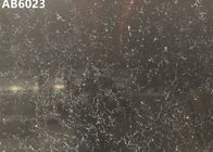 Lucidato/smerigliatrice i controsoffitti neri della cucina del quarzo su resistenti al graffio