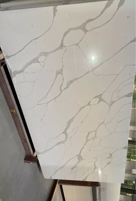 Lastra di pietra Calacatta del quarzo grigio del NSF con il materiale resistente della decorazione del graffio bianco del fondo