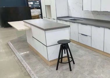 Superfici lucidate complete superiori del quarzo delle piastrelle per pavimento della cucina grigio chiaro del controsoffitto finite